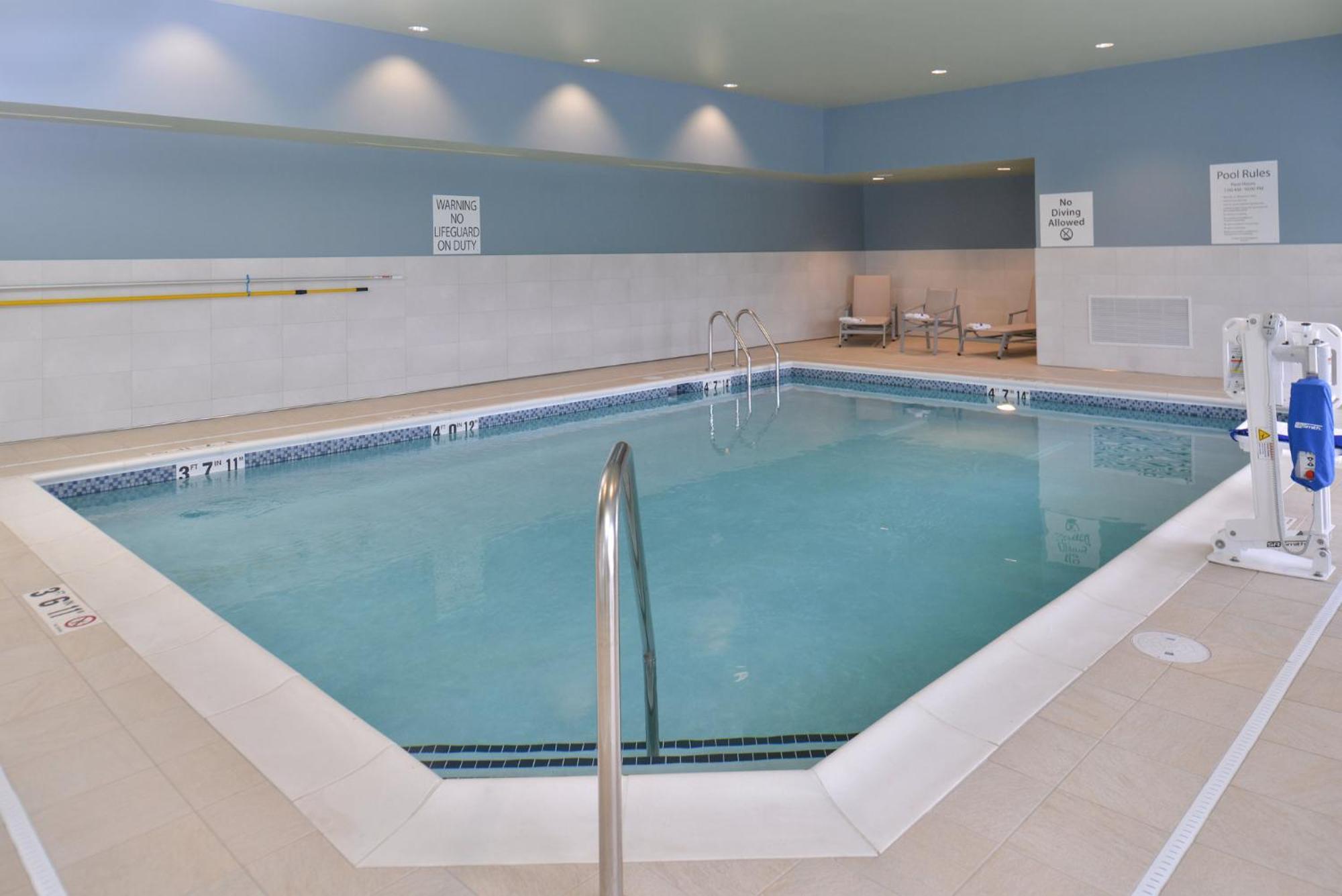 Express & Omaha Airport By Ihg Hotel 3*